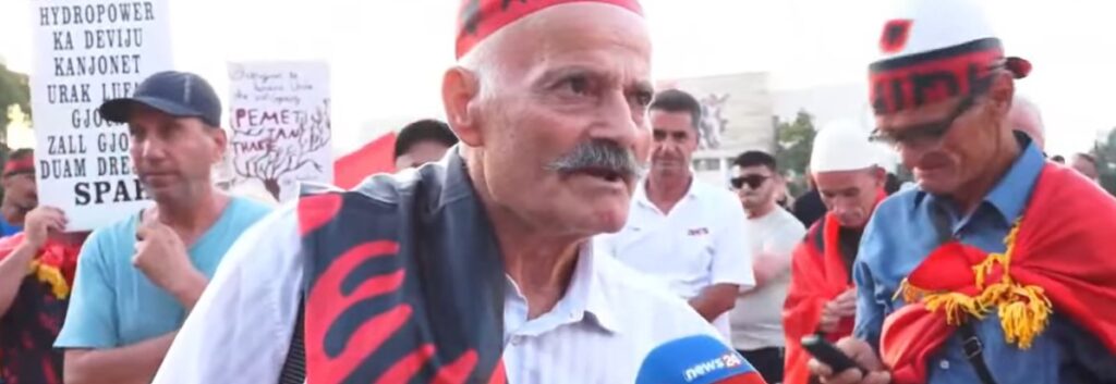 Protesta në ditën e 49-të/ “O sot, ose kurrë”, i moshuari në sheshin “Skënderbej” bën thirrje për pjesëmarrje: Hajdeni shqiptarë, mblidhuni këtu!