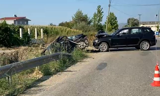“Opeli” totalisht i shkatërruar! Pamje nga aksidenti tragjik në aksin Çermë-Divjakë, ku humbi jetën një 39-vjeçar dhe u plagosën 5 të tjerë