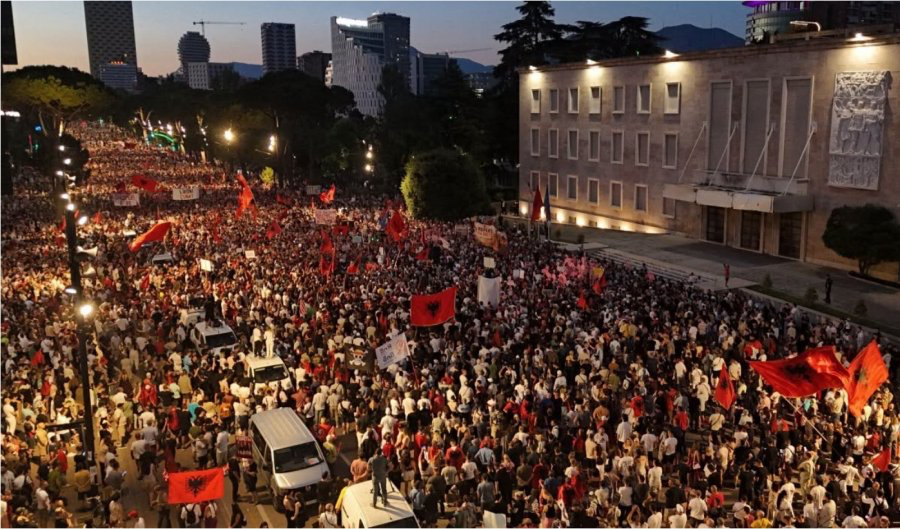 VIP-at zbresin në shesh, i bashkohen protestës kundër Edi Ramës, para Kryeministrisë