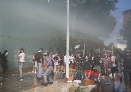 Reuters pasqyron përplasjet para parlamentit, teksa policia hedh ujë me presion mbi protestuesit