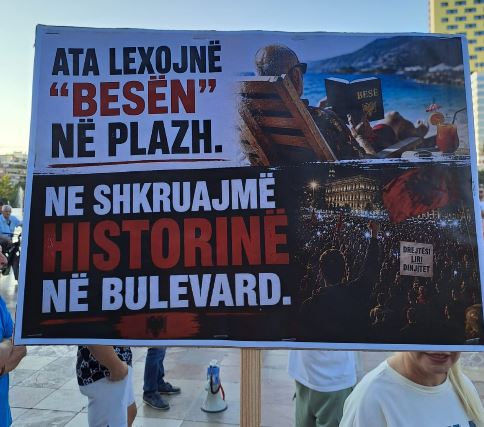  Rama jepe dorëheqjen   Parullat pikante nga dita e 56 të e protestës popullore  Nga  Besa e Ali Babës   te  Ata lexojnë Besën në plazh  ne bëjmë historinë në shesh 