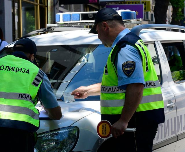 Tetovë  I dehuri  tapë  e kërcënon babanë dhe demolon shtëpinë