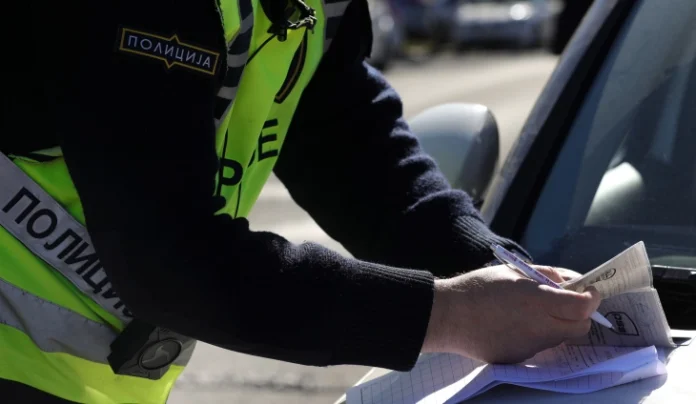 Kapet duke vozitur me ndalesë në fuqi, arrestohet dhe i konfiskohet vetura