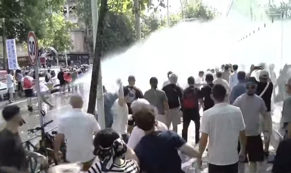 Revoltë para Parlamentit  protestuesit përplasen me policinë  Forcat e rendit hedhin ujë me presion dhe spraj djegës  VIDEO 