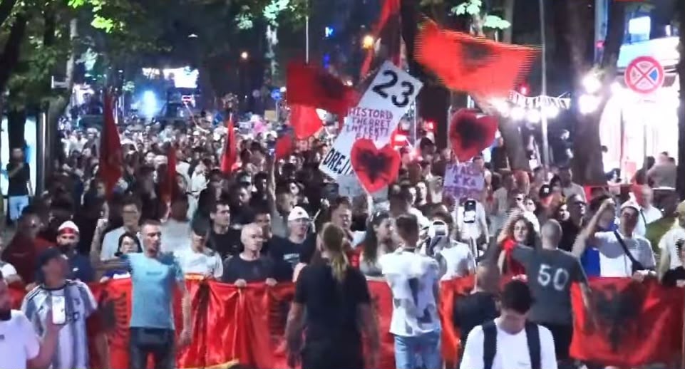 “Revolucion!”/ Pas marshimit në rrugët e Tiranës, mbyllet protesta e 50, qytetarët përsërisin thirrjen: Rama jepe dorëheqjen!