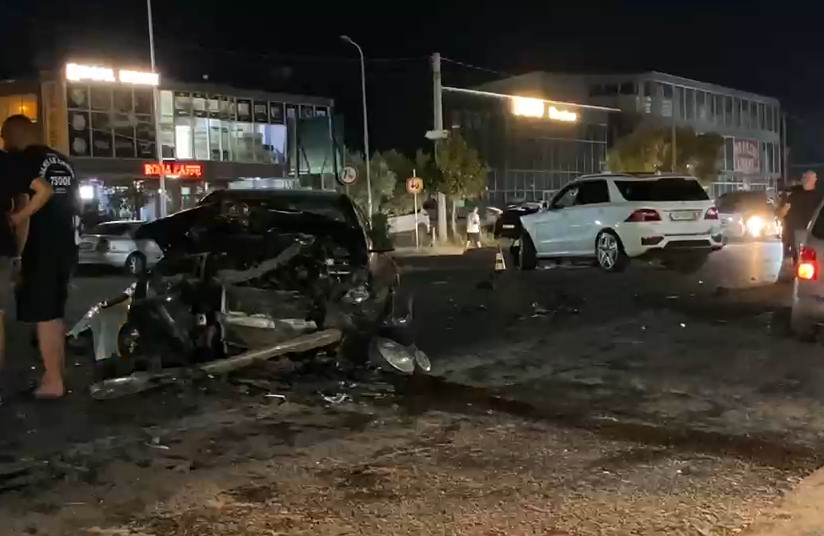 FOTO/ Aksident i rëndë në aksin Fushë Krujë–Tiranë, përplasen 3 automjete te kryqëzimi i Niklës! Disa të plagosur te Trauma