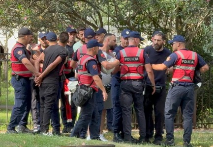 Tensione para Kuvendit, policia shoqëron disa protestues, mes tyre aktivisti Gent Progni