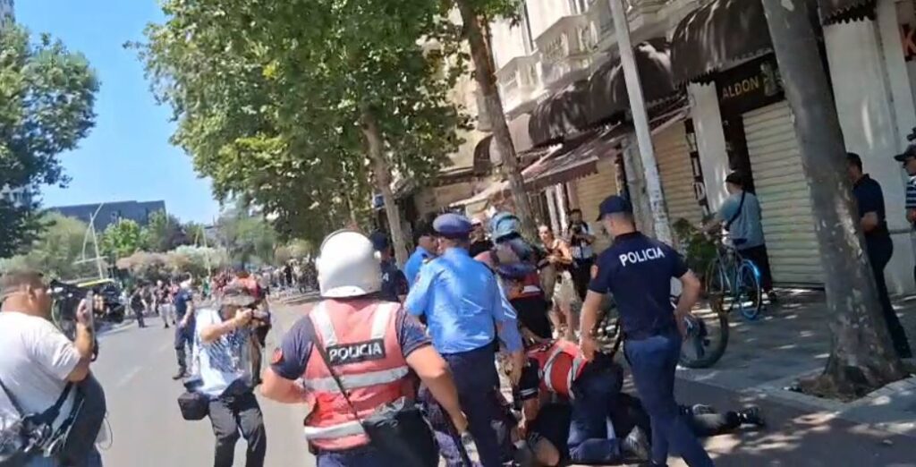 Dhuna policore ndaj protestuesve te Kuvendi, “Helsinki”: Efektivët përdorën forcë joproporcionale ndaj qytetarëve! Deputetët të shmangin gjuhën stigmatizuese