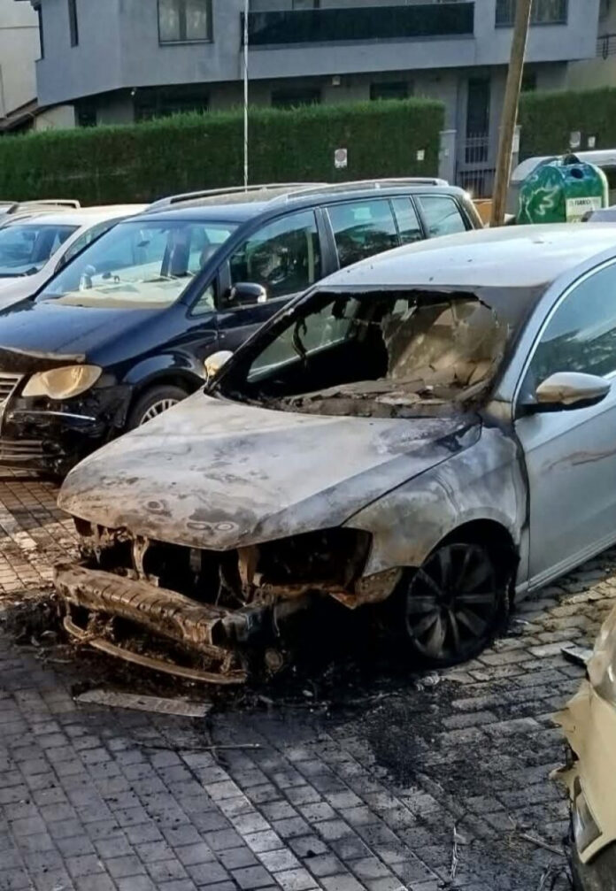 Mbrëmë është djegur vetura që përdorte një gjykatës i njohur