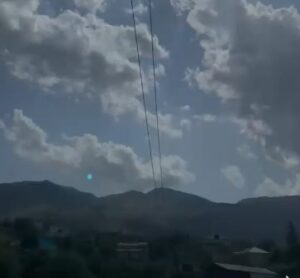 Zjarr i madh në Lazarat  era favorizoi flakët që rrezikuan banesat  Shkak dyshohet masa në telat elektrikë 