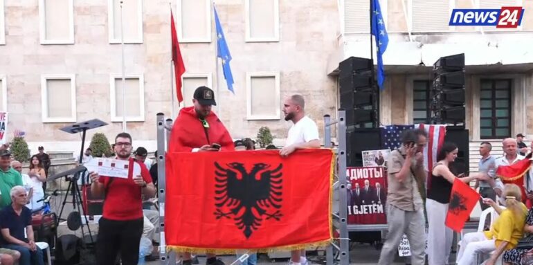 48 ditë protestë për largimin e Edi Ramës   Do të jemi këtu derisa të dorëhiqet   Aktivisti  Duam qeveri tranzitore që do të çojë vendin në zgjedhje të lira