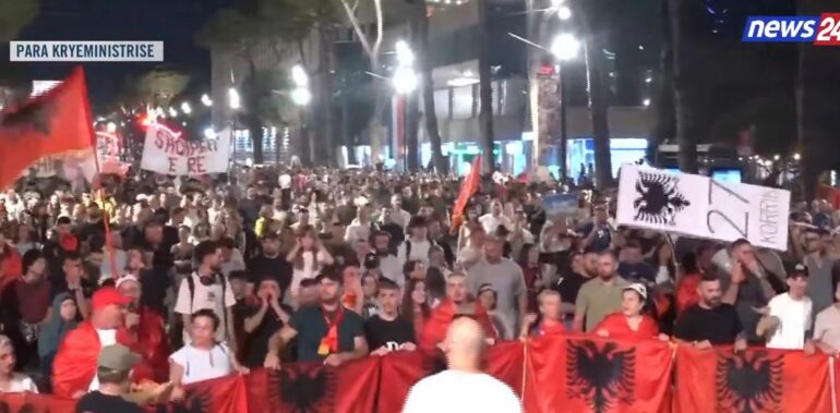  Shqipëria kërkon revolucion    Rama në burg Berisha në burg     Nis marshimi në rrugët e Tiranës  protestuesit mbushin rrugët  përsërisin në kor kërkesat që i kanë nxjerrë në shesh