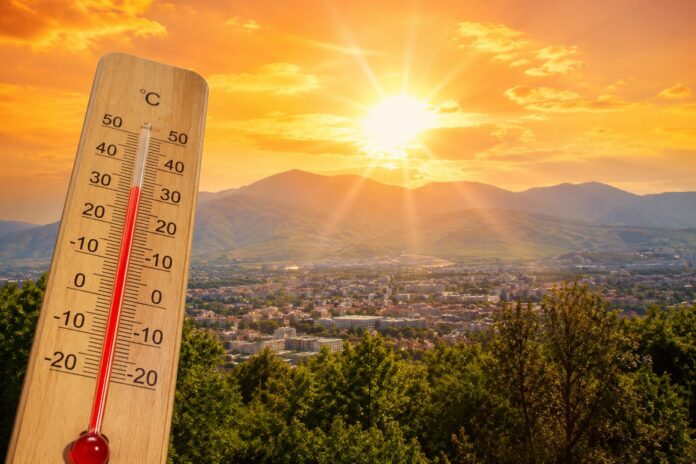 Vapa nuk po largohet  Sot deri në 40 gradë dhe rrezik për stuhi