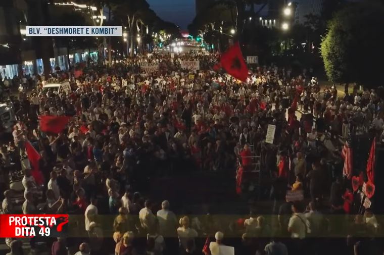 “Ju erdhi fundi”, revolta e 49 kundër qeverisë! Pas fjalimeve para Kryeministrisë, protestuesit nisin marshimin në rrugët e Tiranës: Rama jep dorëheqjen