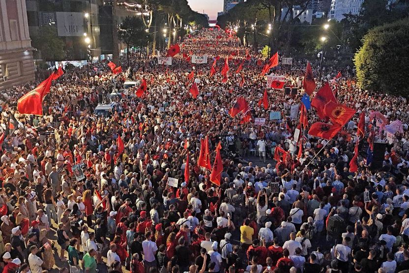 Rezistenca historike  sot dita e 49 të e revoltës popullore  qytetarët kërkojnë largimin e klasës së vjetër politike  Ju erdhi fundi