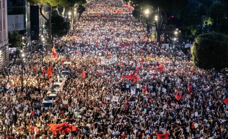 51 ditë revoltë! Shqiptarët nuk ndalin rezistencën, kërkojnë dorëheqjen e Edi Ramës: Shqipëri e re!