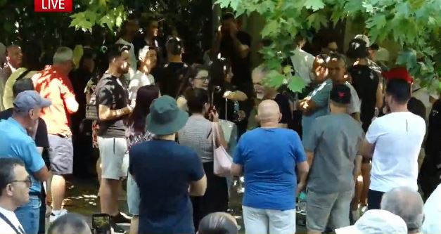 Masa e sigurisë për protestuesit e arrestuar  një prej tyre pëson shqetësime shëndetësore në Gjykatë  vuan nga epilepsia  Ndërhyn ambulanca