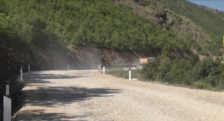 ‘Vëllezërit Hysa’, ‘BE-IS’ shpk dhe ‘Ergi’ ndërpresin punimet, aksi Qafë Buall-Krastë mbetet edhe pa mirëmbajtje