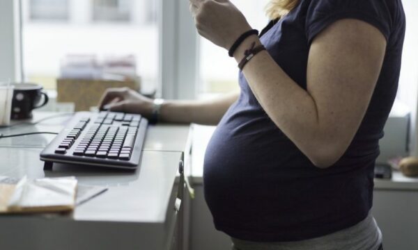 Peticion me 110 mijë nënshkrime kërkon gjashtë muaj pushim të lehonisë në Zvicër