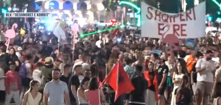 51 ditë protestë kundër Ramës  Populli kërkon dinjitet  drejtësi dhe ndryshim  Pas fjalimeve te Kryeministria  nis marshimi në rrugët e Tiranës