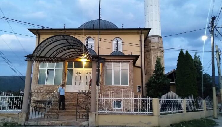 Xhamia e fshatit Llacë reagon për rastin e “xhenazes” me flamur kombëtar: “Do ta demaskojmë të pavërtetën, nuk luajmë lojën e grupit të Deçanit”
