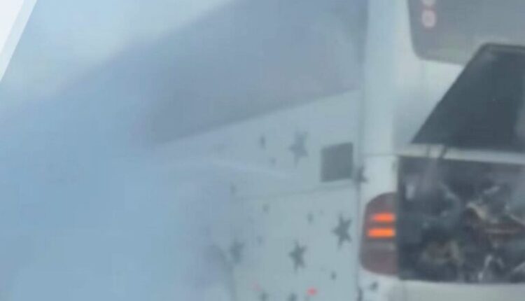 Autobusi përfshihet nga flakët në rrugën Tetovë Gostivar