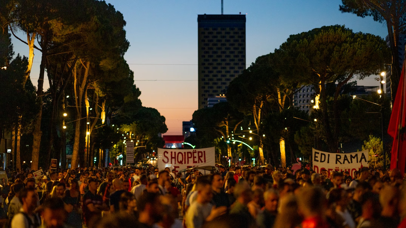  ABC Australia  jehonë revolucionit të flamingove  Protesta më e madhe që prej rënies së komunizmit  Shqiptarët kundër qeverisë dhe kryeministrit Rama