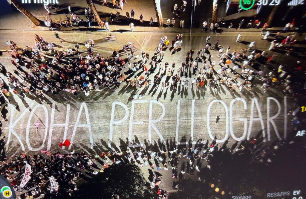 “Koha për llogaridhënie”! Protestuesit i lënë mesazhin e fortë Ramës në Bulevard (FOTO)