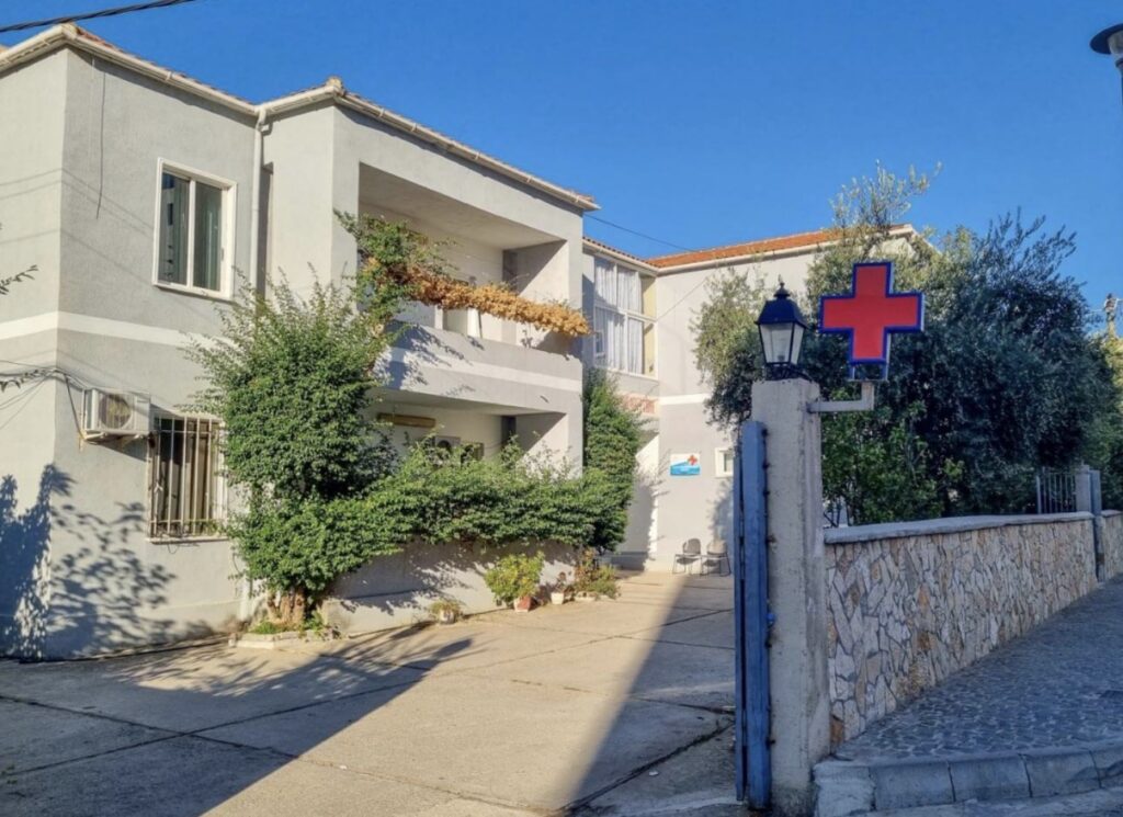 “U mbajt e fshehtë vdekja e turistes në Palasë”/ Policia e Vlorës reagon pas postimeve në rrjetet sociale: 33-vjeçarja nga Gjermania pësoi arrest kardiak