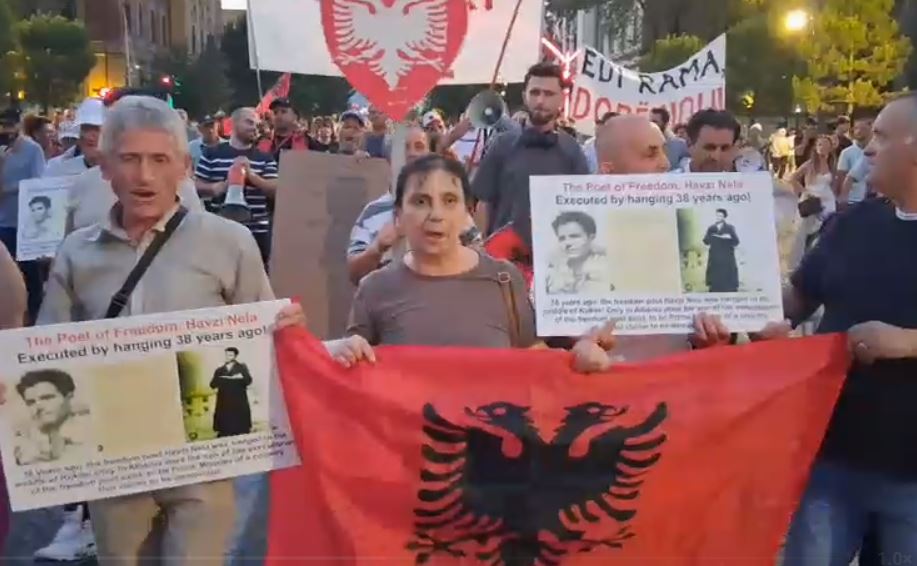Qytetarët në marshim, mbushin bulevardin “Dëshmorët e Kombit”. Kërkojnë dorëheqjen e Ramës