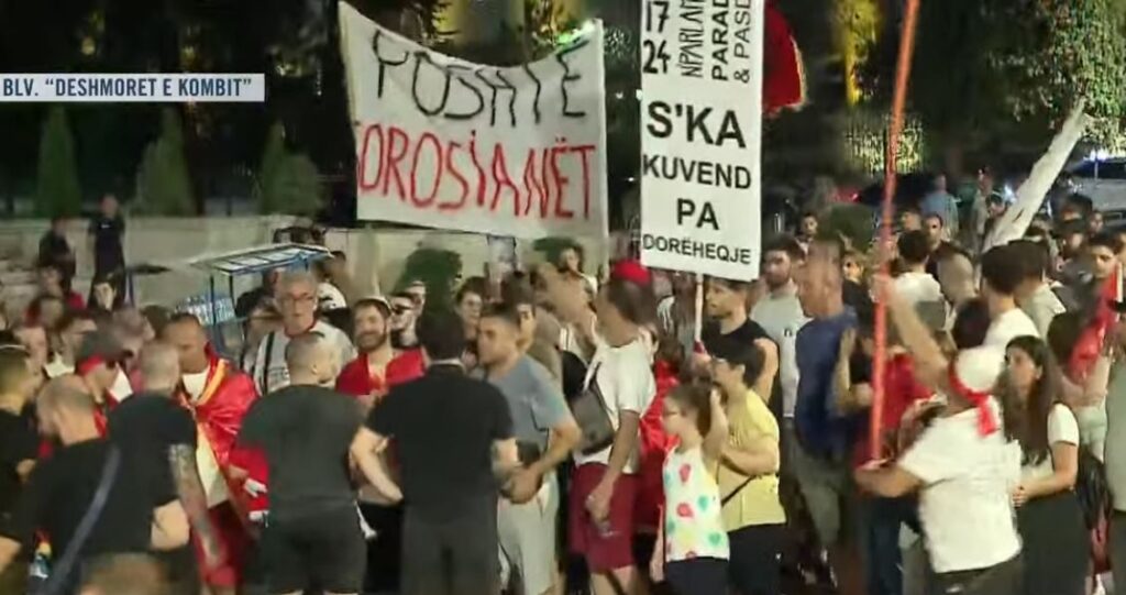 Mbyllet dita e 74-t e revoltës, qytetarët rikthehen te Kryeministria pas marshimit kilometrik: Nesër sërish në shesh