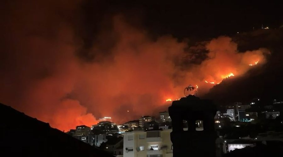 Përshkallëzohet situata me zjarret në Krujë  evakuohen mijëra banorë  flakët përfshijnë banesat  qyteti pa energji