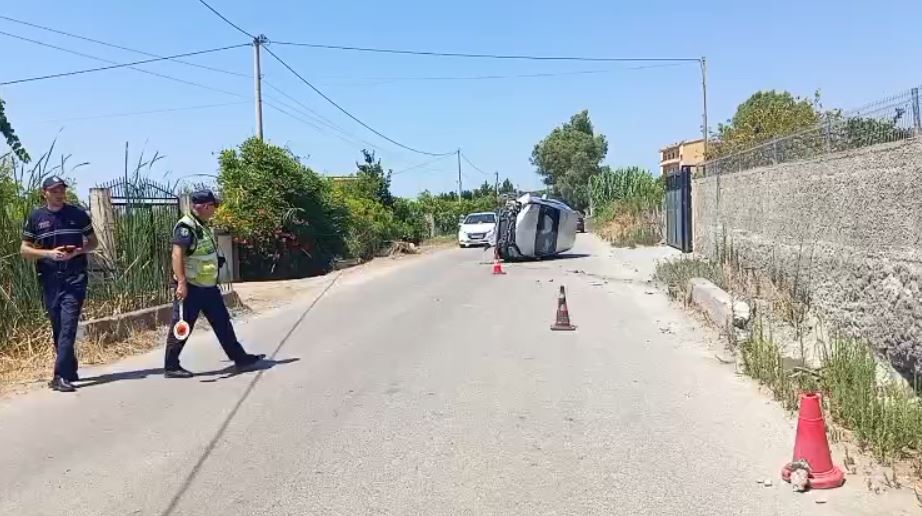 Aksident në aksin Lushnjë Berat  28 vjeçarja humb kontrollin e mjetit dhe përplaset me barrierat mbrojtëse