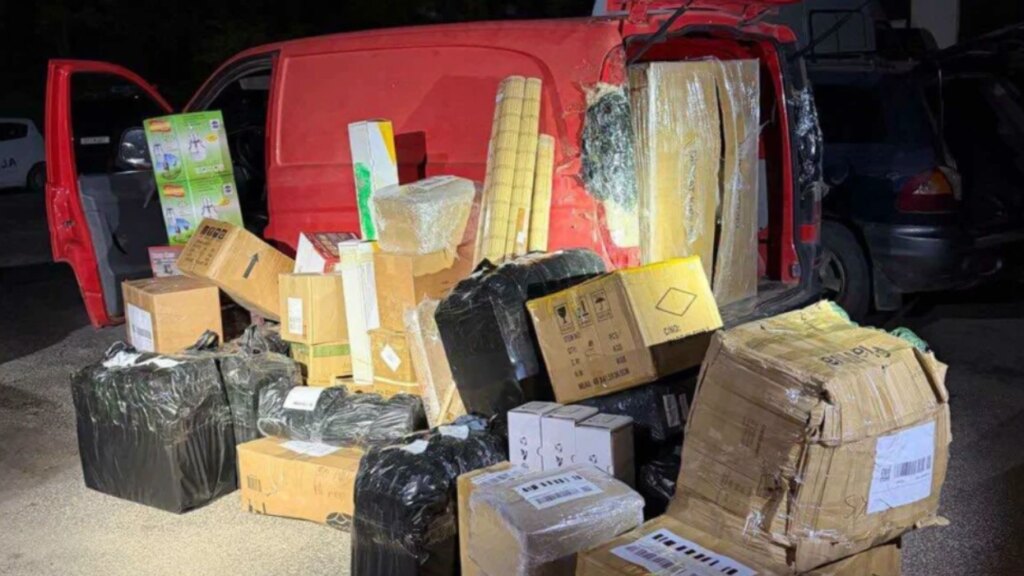 Tre persona arrestohen në Bllacë, kapen duke transportuar mall të kontrabanduar nga Kosova