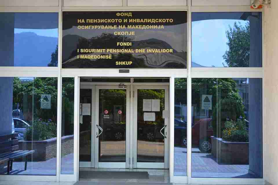 Fondi Pensional prej katër ditësh pa sistem, qytetarët mbeten pa shërbime: Çfarë po ndodh?