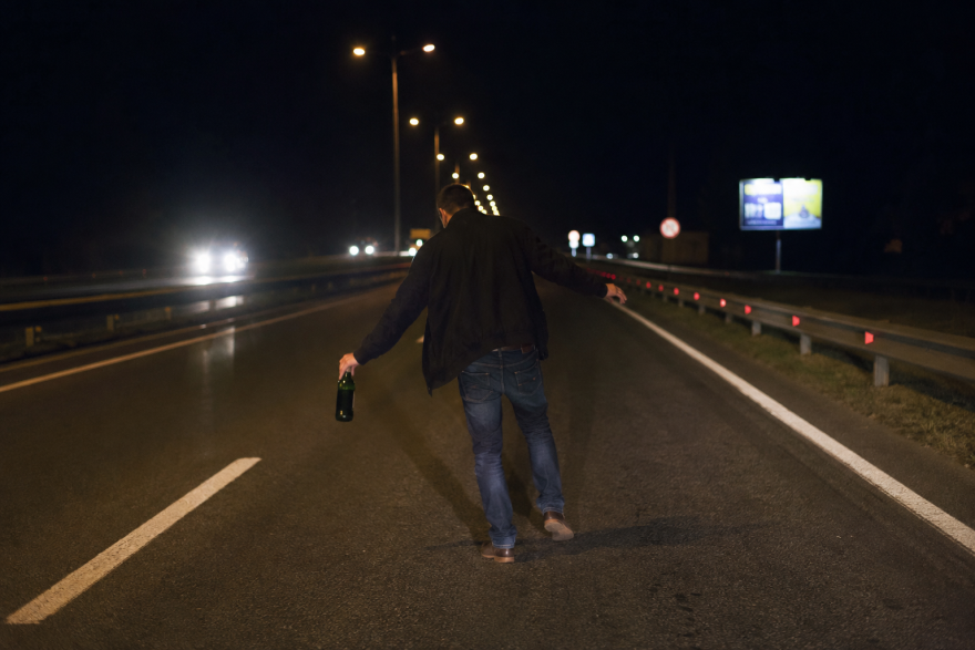 nje-burre-i-dehur-ne-mes-te-nates-po-ecte-ne-mes-te-autostrades