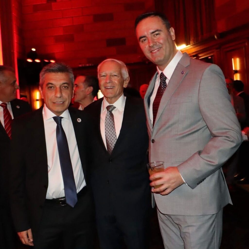 Mexhiti e Konjufca krah për krah me gjeneralin Wesley Clark
