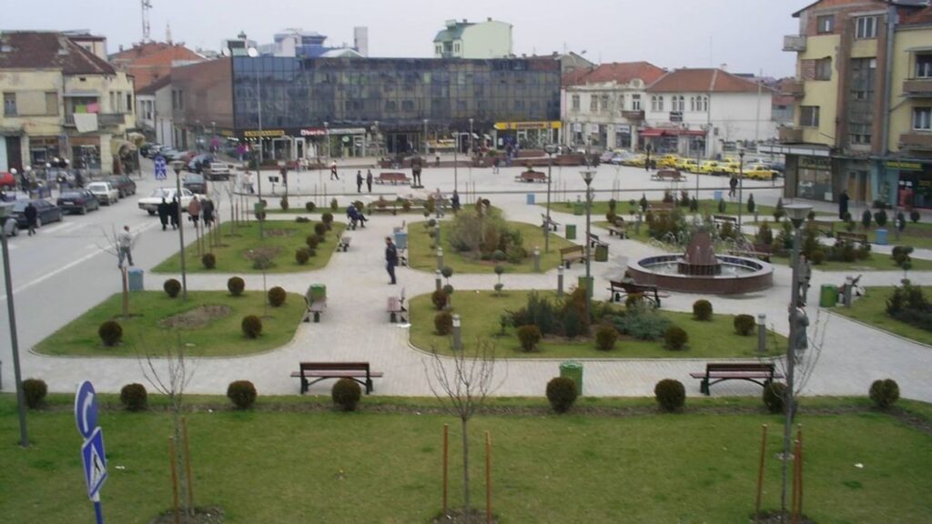 Gostivar: Grafite në hotel, shtëpi dhe automjet, policia kërkon autorin