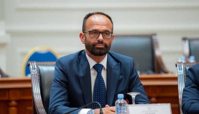 Çfarë dëshmoi Ali Ahmeti në Hagë? Shasivari ngre pikëpyetje në përvjetorin e “pritës” së raportuar ndaj Ahmetit në Shqipëri