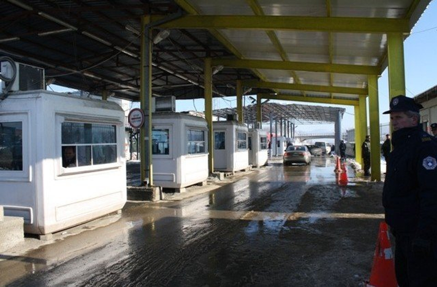 Shtetasi serb kapet në kufi me dy thika, sëpatë dhe sprej