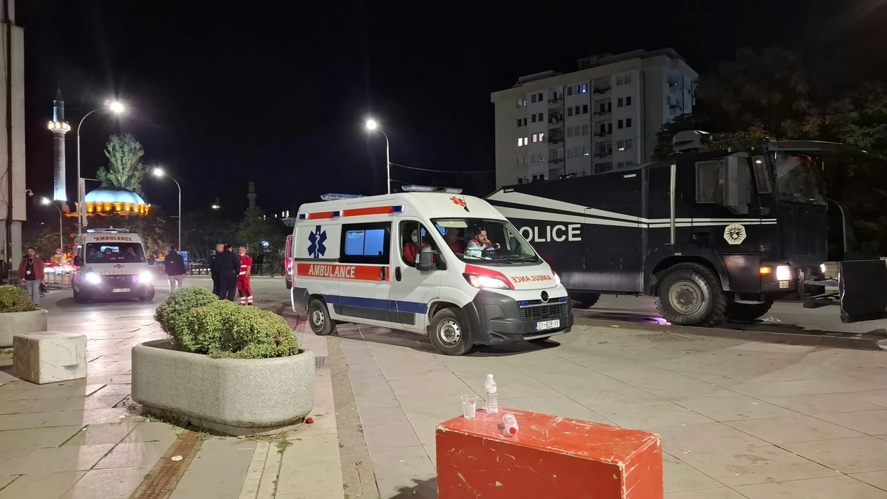 Policia  Gjashtë zyrtarë të lënduar dhe tre protestues të shoqëruar pas përplasjeve në Prishtinë