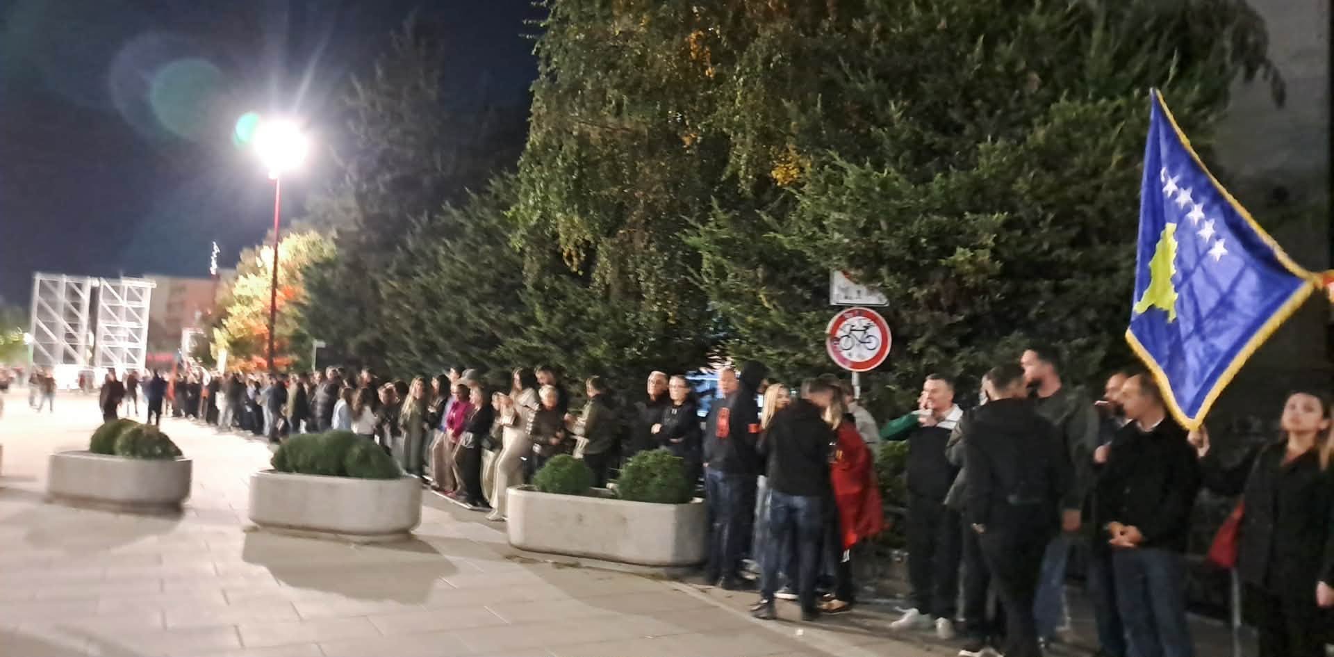 Protestuesit vendosin tendat përpara Kuvendit  përgatiten për një natë të gjatë