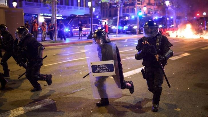 Kaos edhe në Barcelonë, mbi 100 të arrestuar dhe 14 biznese të dëmtuara e të vjedhura