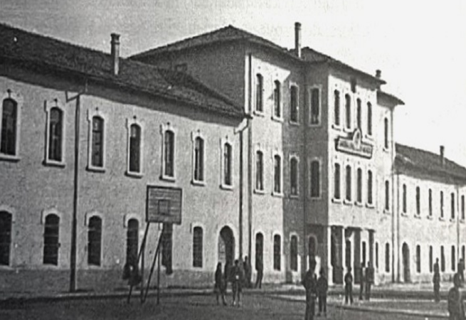  Në dhjetor 1924  nxënësit e liceut të Gjirokastrës  me djaloshin 16 vjeçar Enver Hoxha në krye  kërkonin armë për të luftuar kundër kthimit të Zogut    Biografia e vitit 1969  nga fondi personal i Enverit