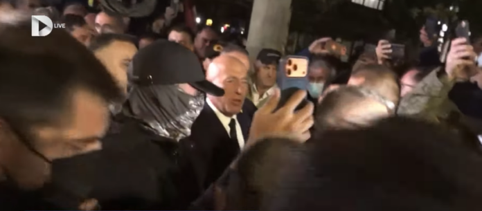 Ramush Haradinaj i bashkohet protestës  Po më dhimbëseni ju dhe ata në Hagë