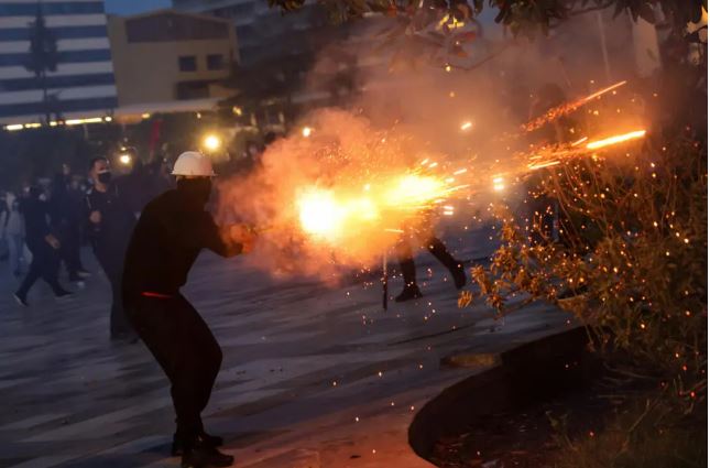 “France 24” jehonë protestës së 12-të studentore në Tiranë: Përplasje me policinë! Të rinjtë shqiptarë akuzojnë Ramën për korrupsion dhe kërkojnë largimin e tij