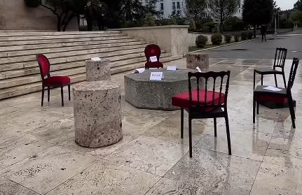 Rama kërkon sërish dialog  vendosen ftesat te karriget dhe tavolina prej guri para Kryeministrisë