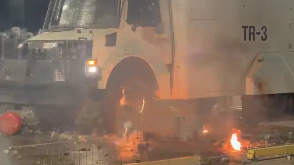 Kaos para Kryeministrisë, protestuesit i vënë flakën autobotit të ujit