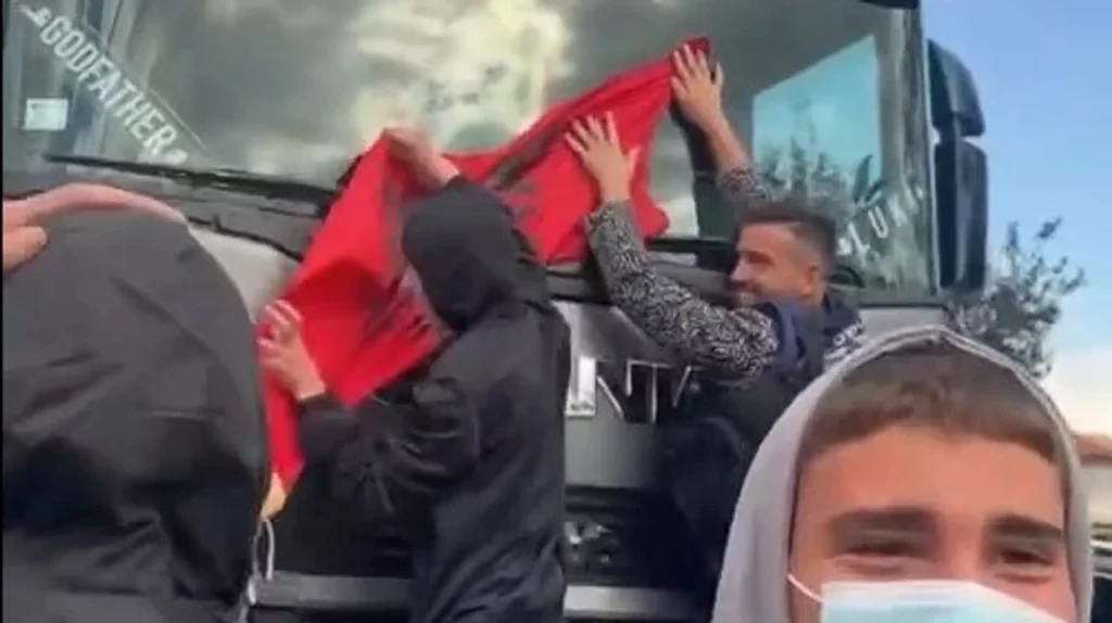 Të rinjtë në Prrenjas ndalin kamionin me targa serbe dhe e mbulojnë me flamurin kombëtar