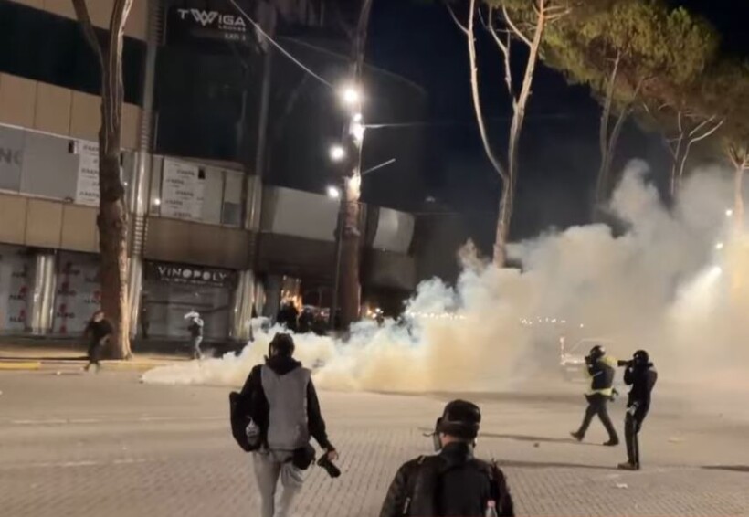 Tensione para Kryeministrisë, policia shpërndan protestuesit me gaz lotsjellës, përplasje edhe me gazetarët